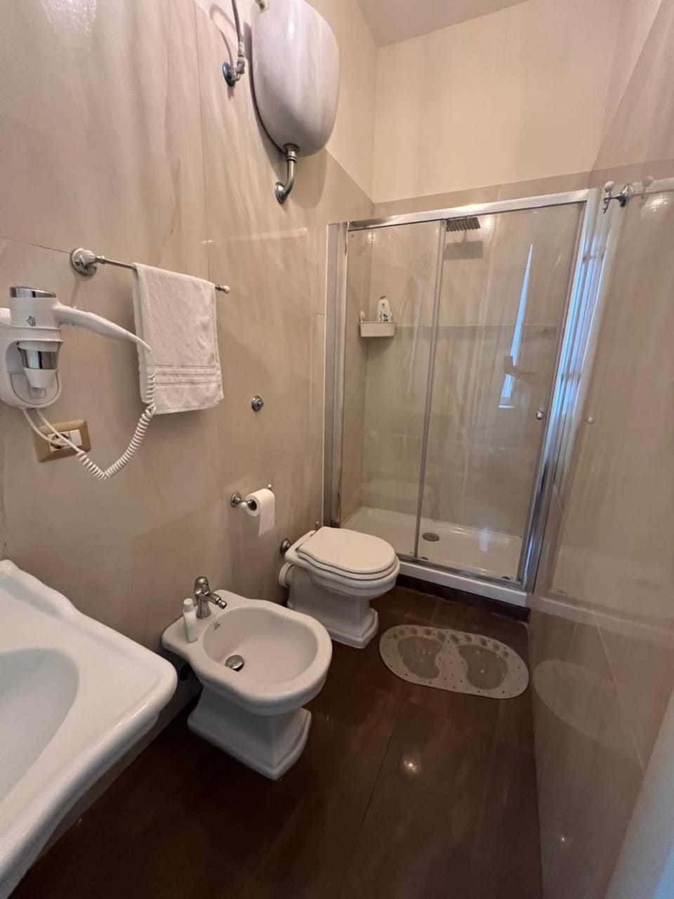 Shower, Toilet, Bathroom, bidet, towels