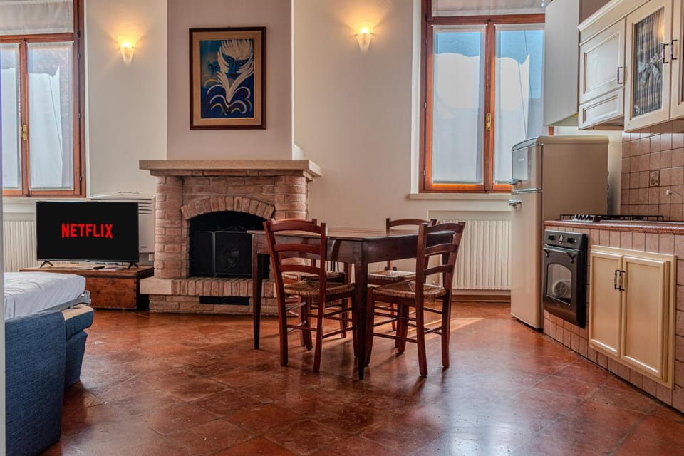 Kitchen or kitchenette, Living room, Seating area, Dining area, stove