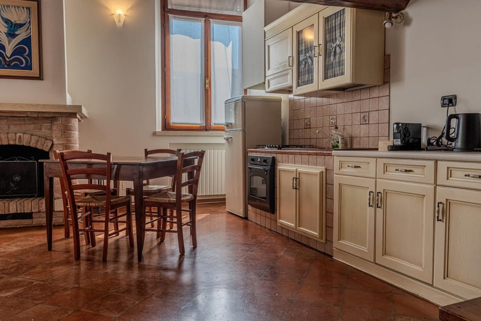 Coffee/tea facilities, Kitchen or kitchenette, Dining area, dishwasher, oven