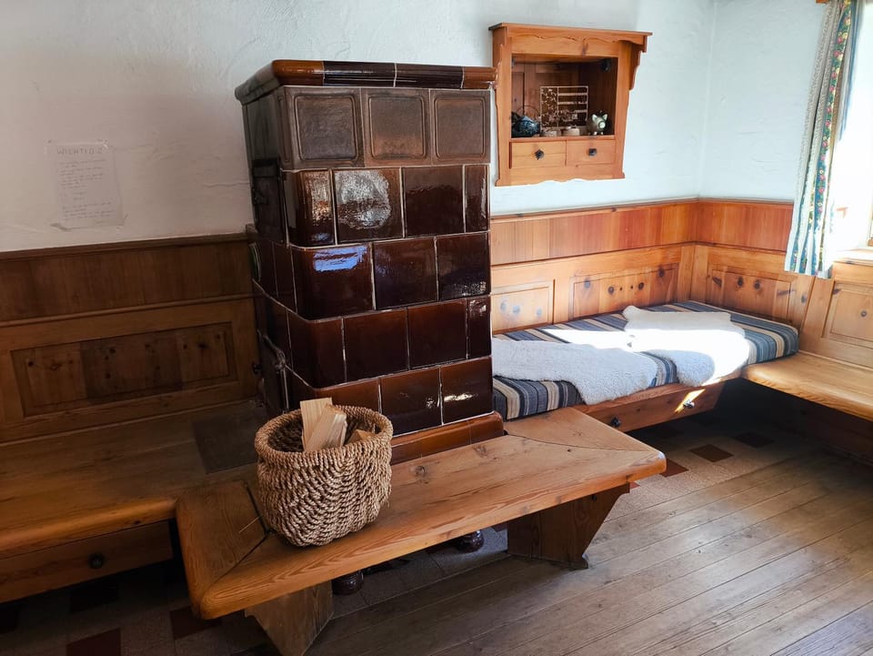 Living room, Seating area, oven