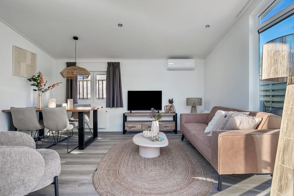 TV and multimedia, Living room, Evening entertainment, air conditioner