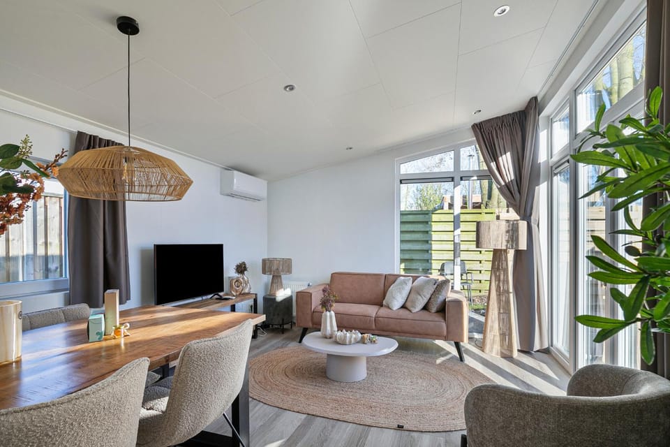 TV and multimedia, Living room, Seating area, air conditioner