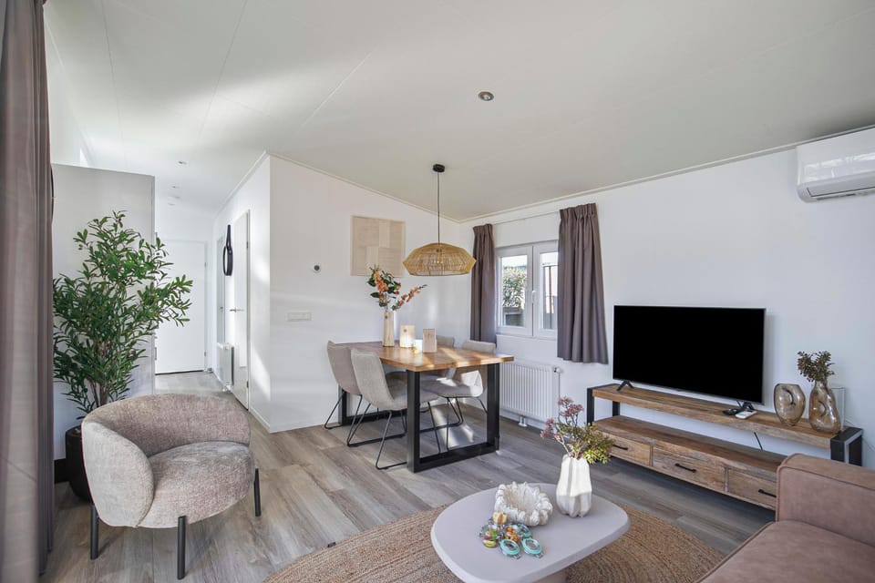TV and multimedia, Living room, Dining area, Evening entertainment