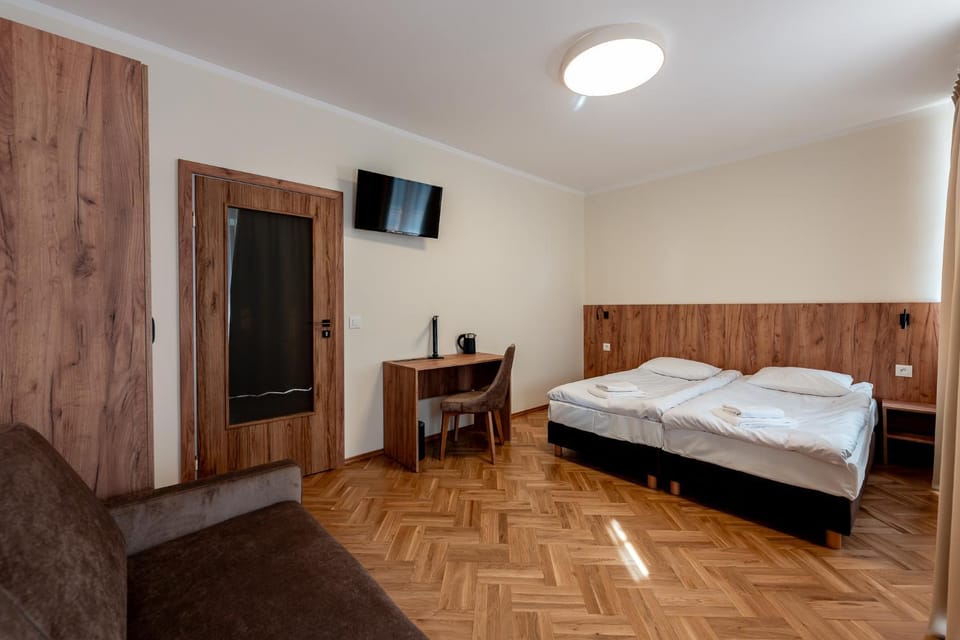 Bed, TV and multimedia, Bedroom, towels