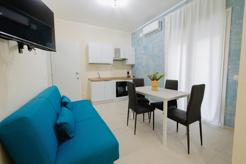 Communal lounge/ TV room, TV and multimedia, Kitchen or kitchenette, Living room, Seating area, Dining area, Evening entertainment, minibar, oven, air conditioner