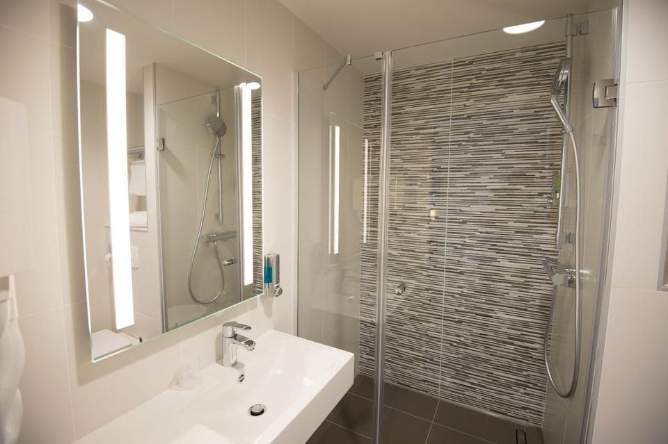 Shower, Bathroom, towels