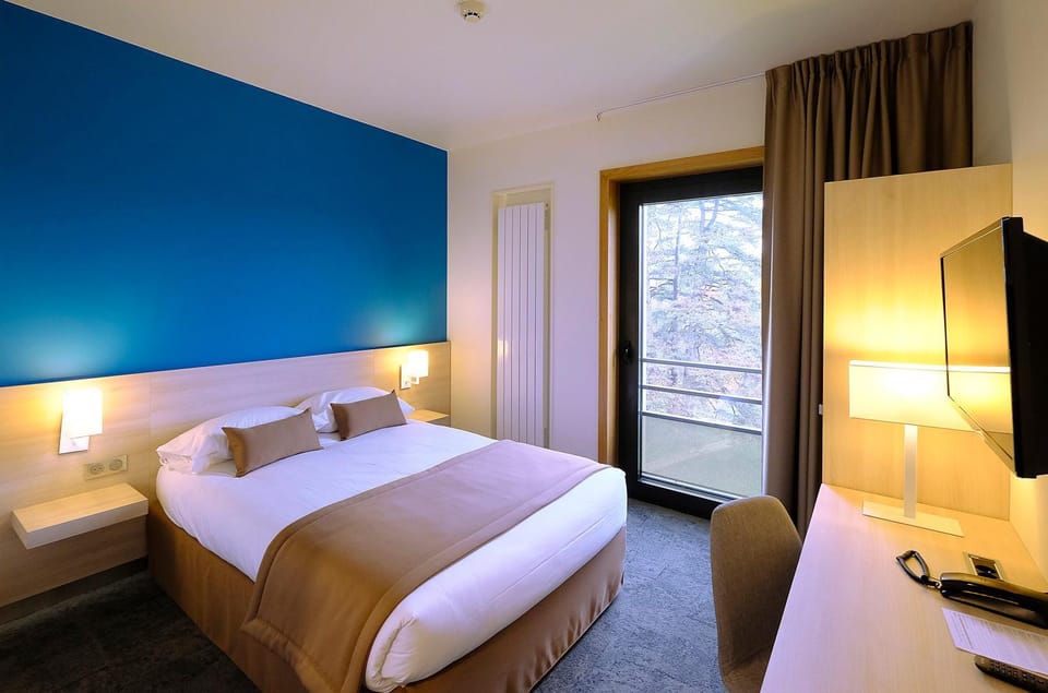 Bed, TV and multimedia, Photo of the whole room, Bedroom, wardrobe