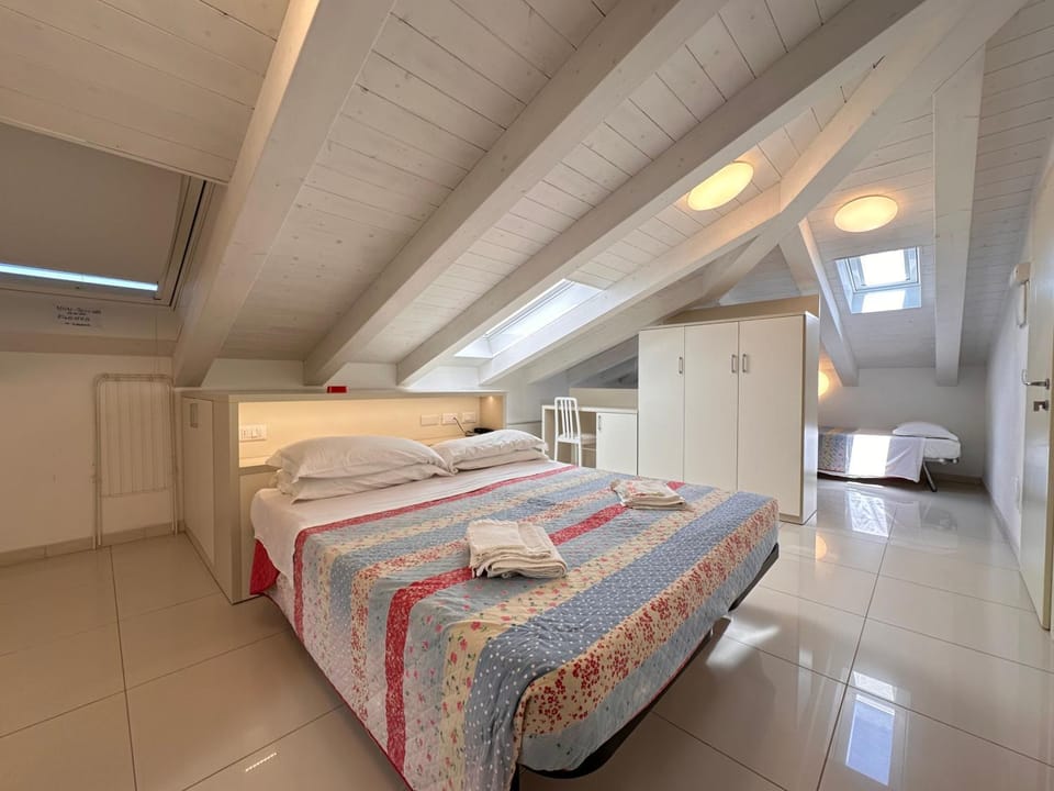 Photo of the whole room, Bedroom, wardrobe