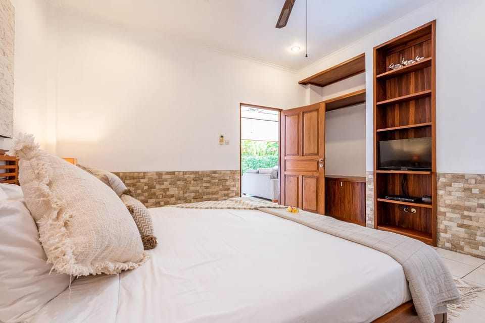 Communal lounge/ TV room, Bed, Photo of the whole room, Bedroom