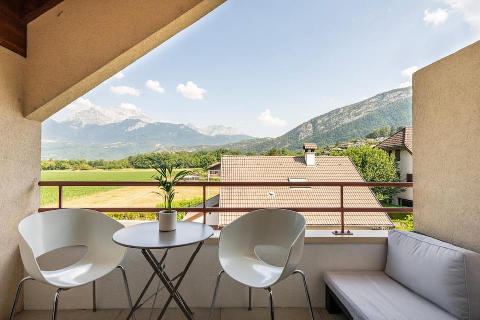 View (from property/room), Balcony/Terrace, Dining area