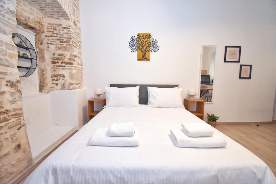 Bed, towels