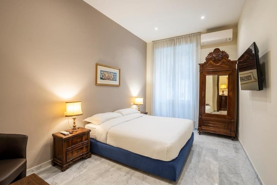 Bed, TV and multimedia, Bedroom