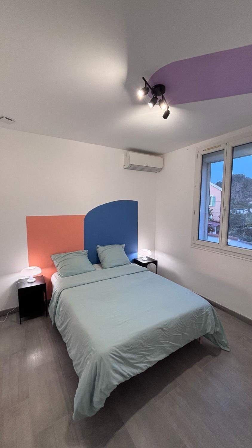 Bed, Photo of the whole room, Bedroom, air conditioner