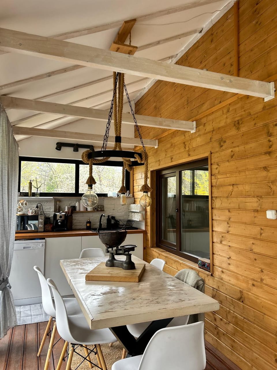 Kitchen or kitchenette, Dining area
