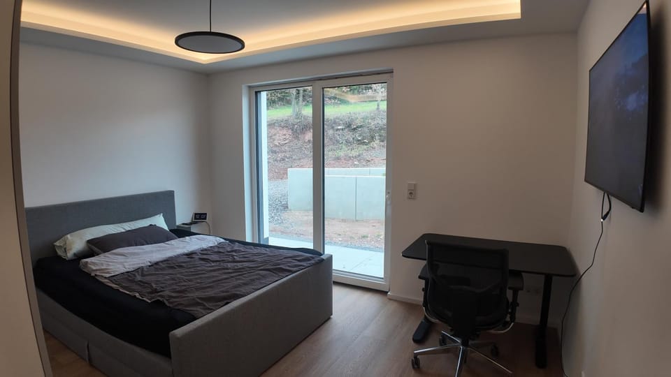 Bed, TV and multimedia, Bedroom