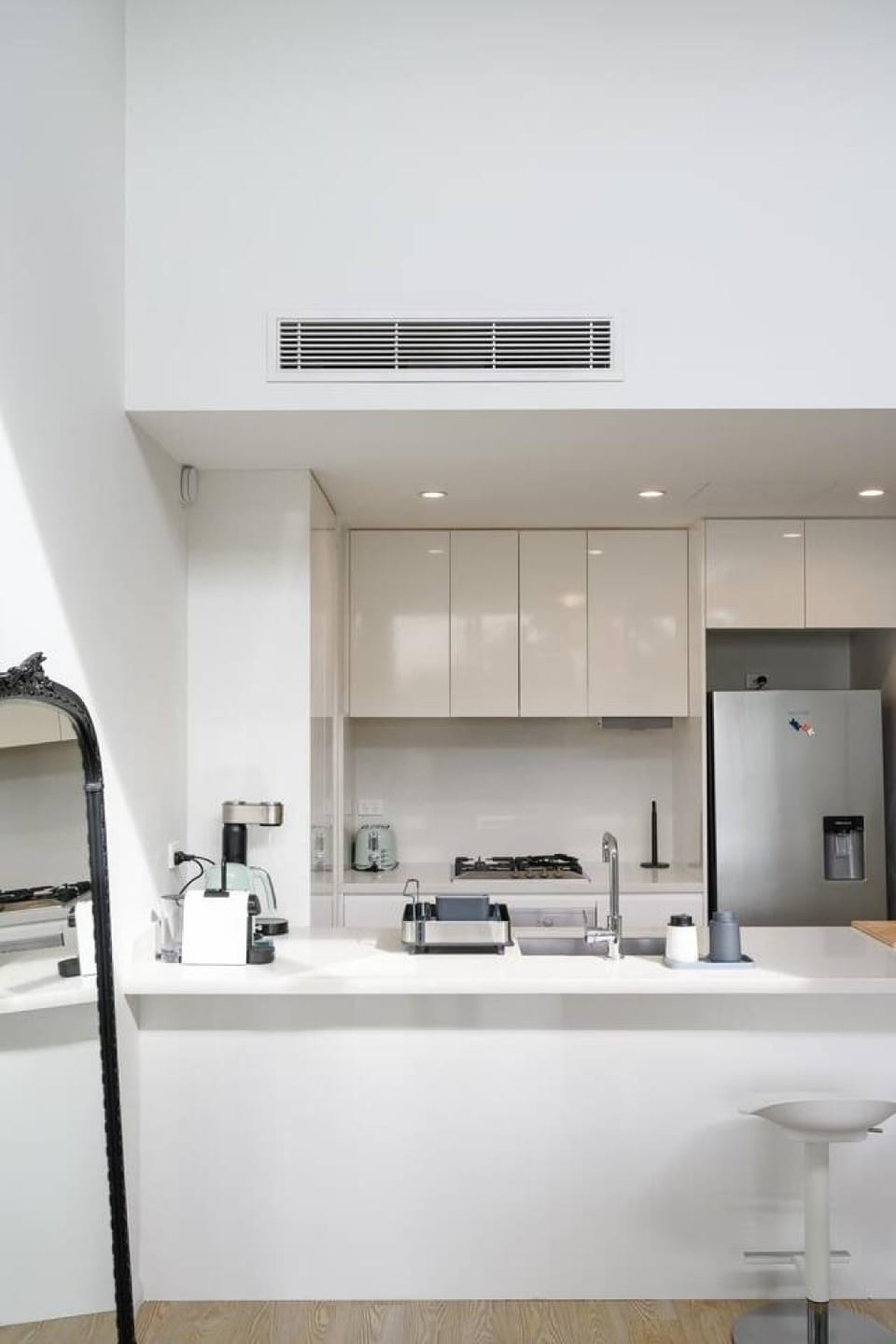 Macquarie Sunlit Urban Northern Sydney Apartment in Sydney