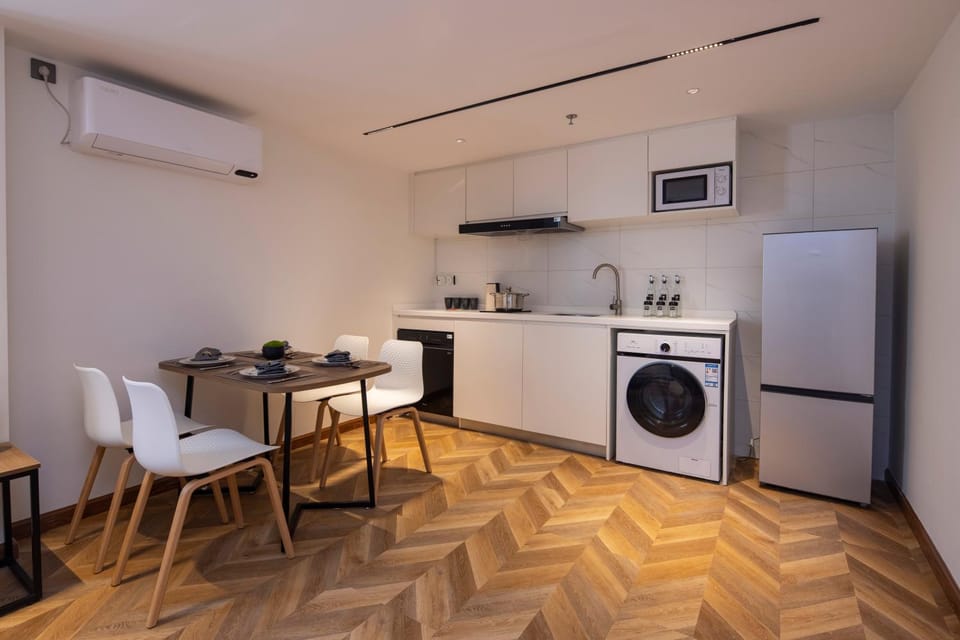 Kitchen or kitchenette, Dining area, washing machine