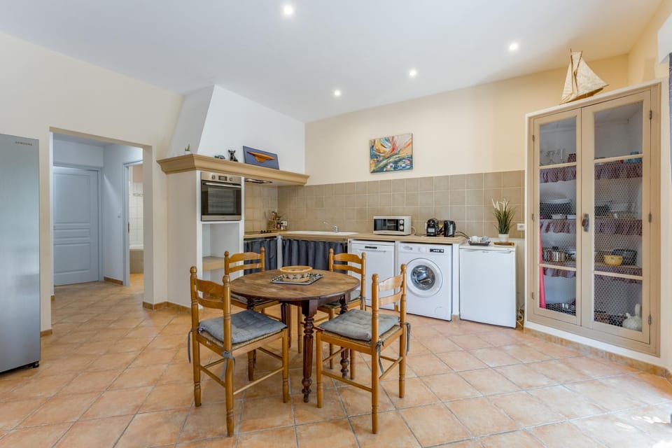 Property building, Kitchen or kitchenette, Living room