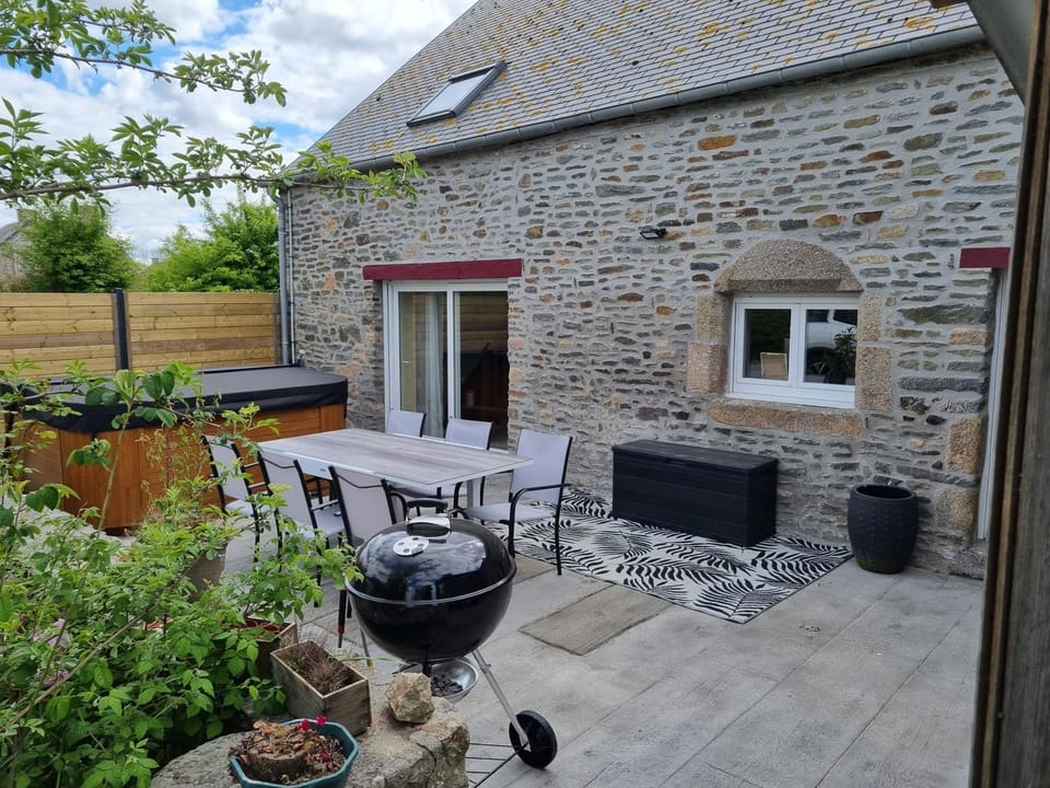 Au Mont De La Rive #Jaccuzi et Mont-Saint-Michel # House in Brittany