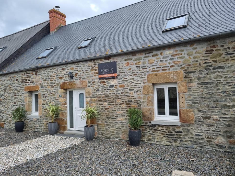 Au Mont De La Rive #Jaccuzi et Mont-Saint-Michel # House in Brittany
