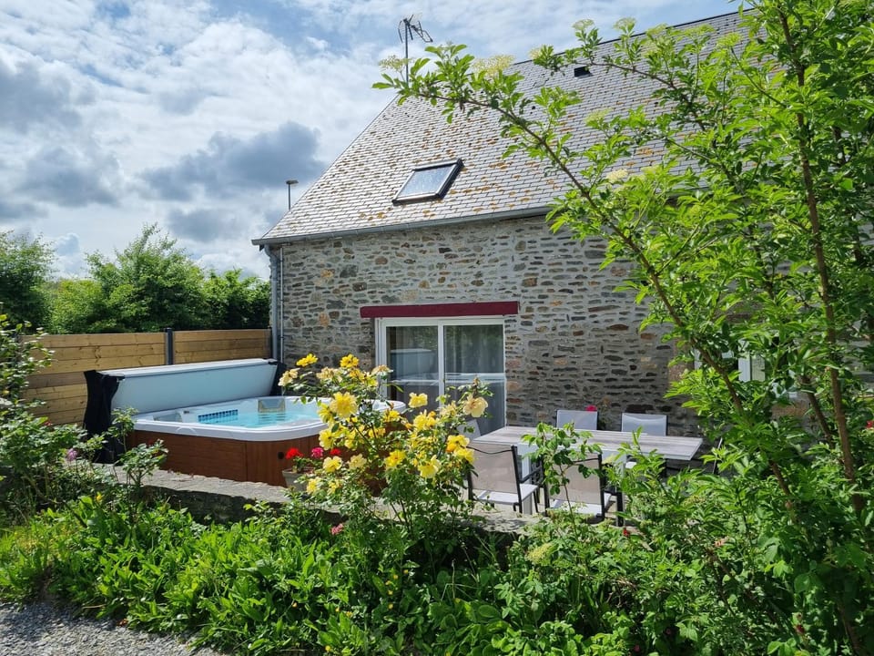 Au Mont De La Rive #Jaccuzi et Mont-Saint-Michel # House in Brittany
