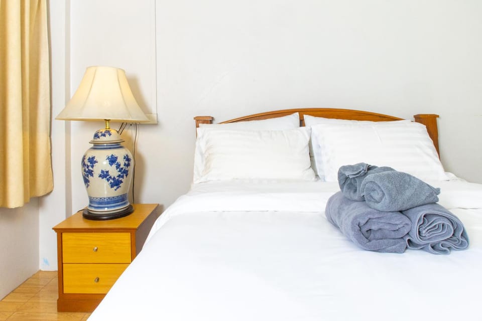 Bed, Bedroom, towels