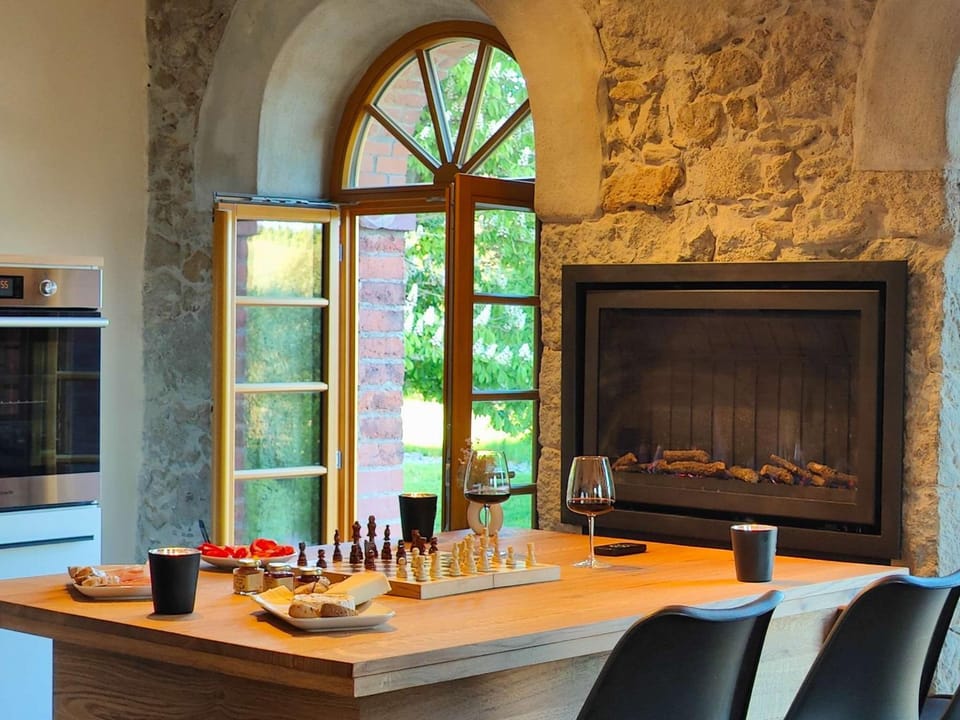 Kitchen or kitchenette, Dining area, fireplace