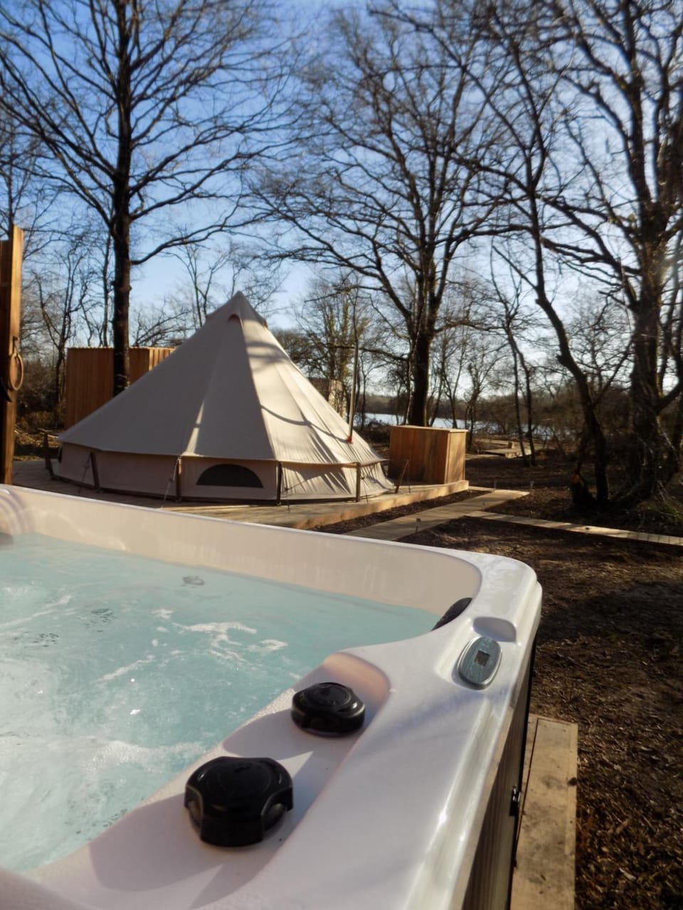 Tente luxe vue Etang avec jacuzzi 4 Luxury tent in Nouvelle-Aquitaine