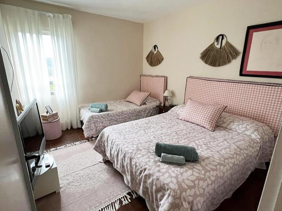 Bed, TV and multimedia, Photo of the whole room, Bedroom, towels