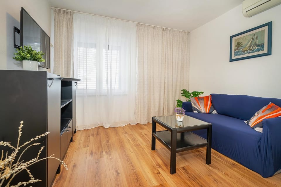 Apartment Igor with Terrace and Sea View Apartment in Lika-Senj County