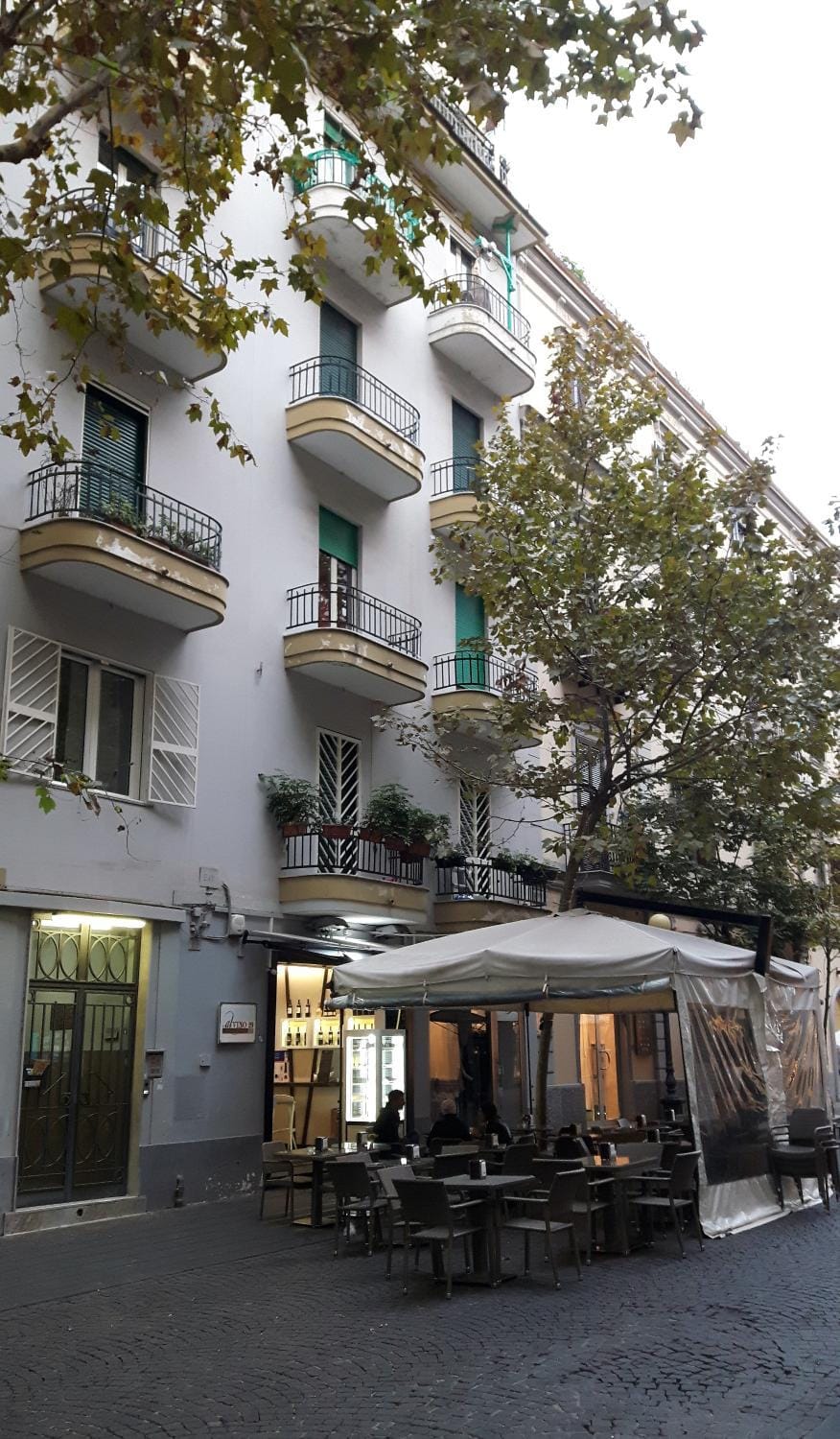 Property building, Restaurant/places to eat, Facade/entrance, Neighbourhood, Bird's eye view, On-site shops, Balcony/Terrace, Decorative detail, Autumn, On site, City view, Street view, Area and facilities, Shopping Area, Sunrise