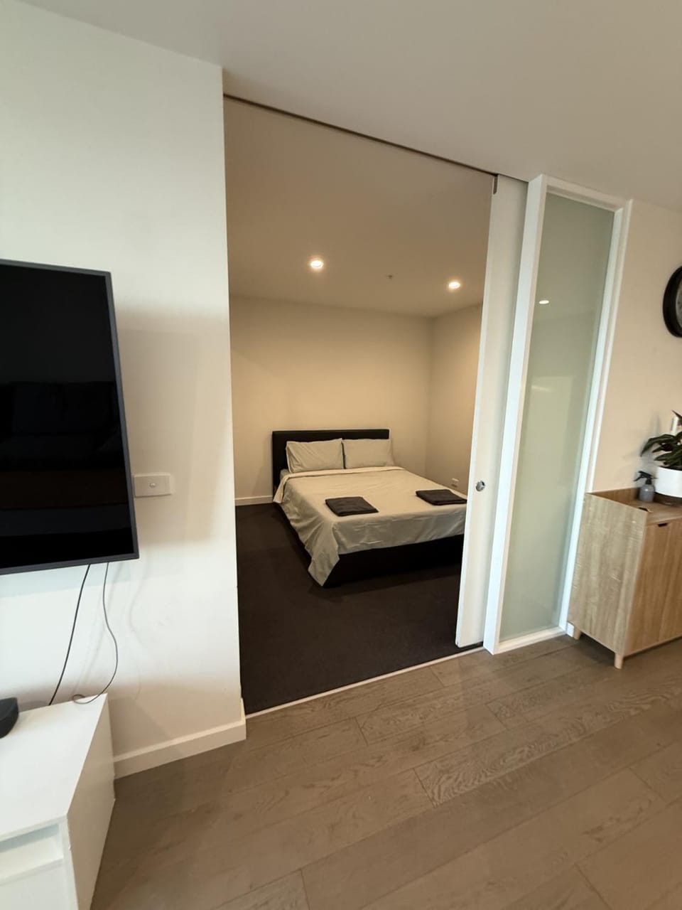 Bed, TV and multimedia, Bedroom