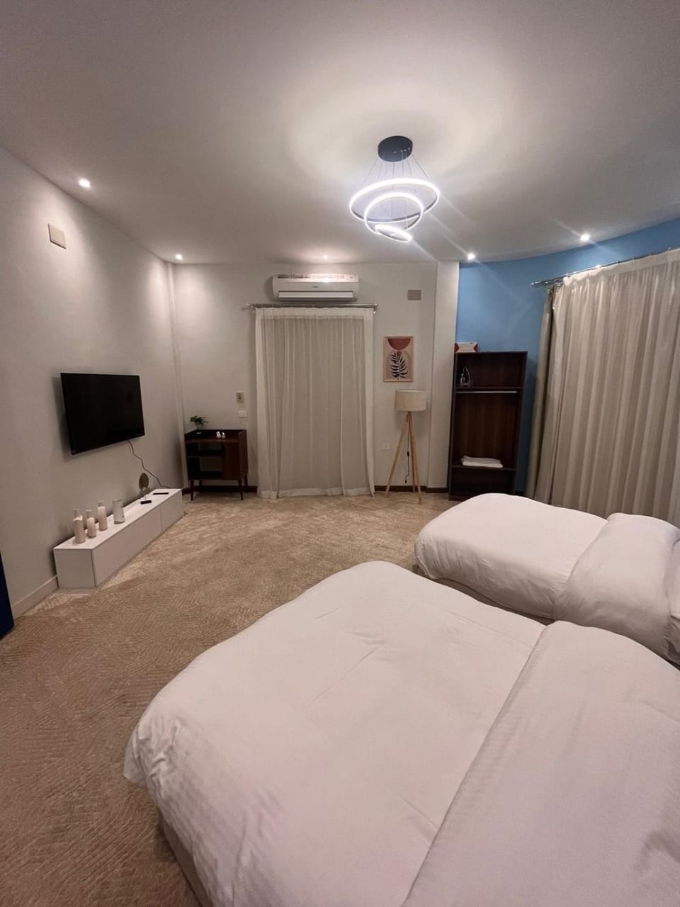 Communal lounge/ TV room, Bed, Evening entertainment