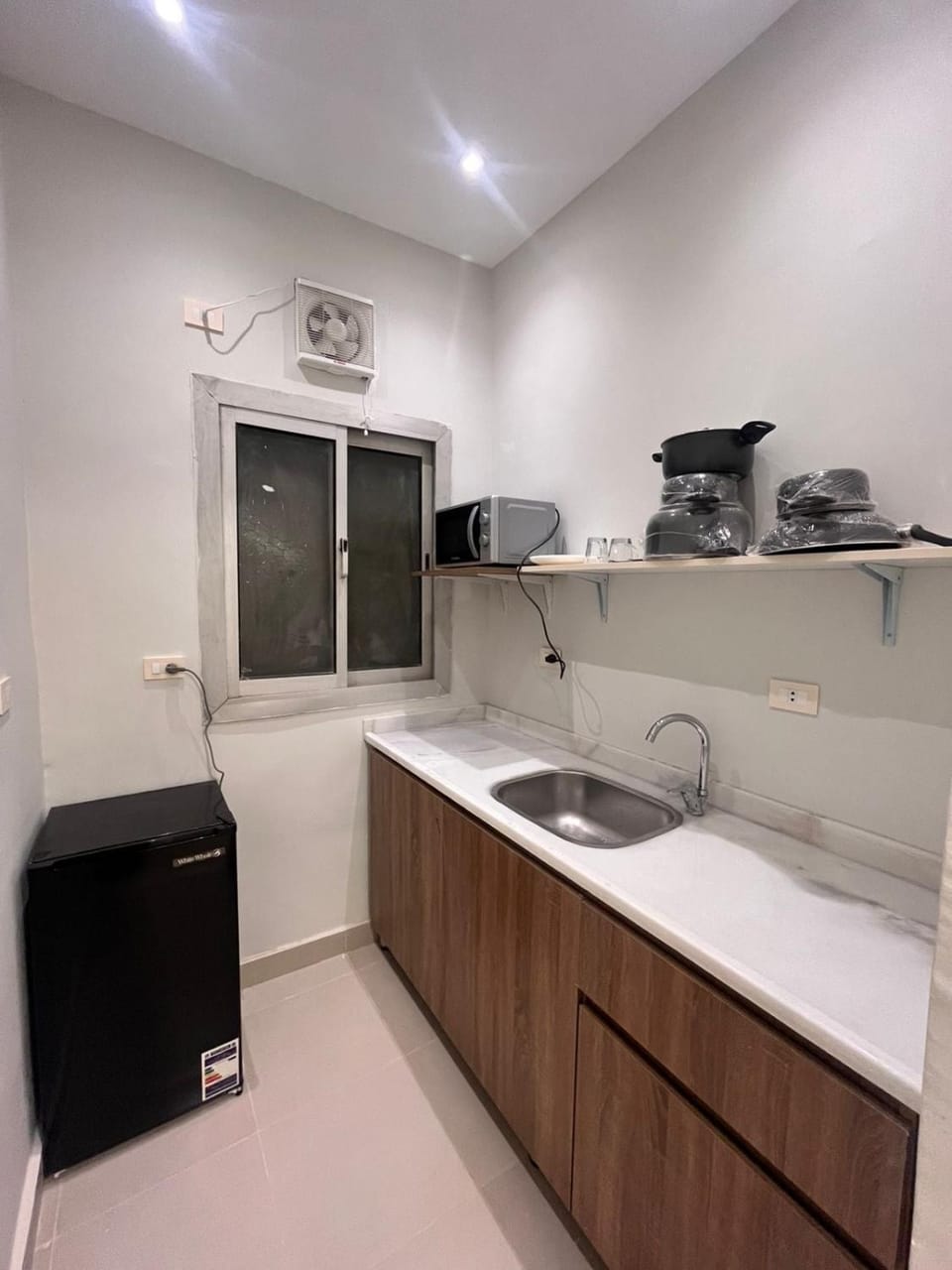 Kitchen or kitchenette, minibar, stove