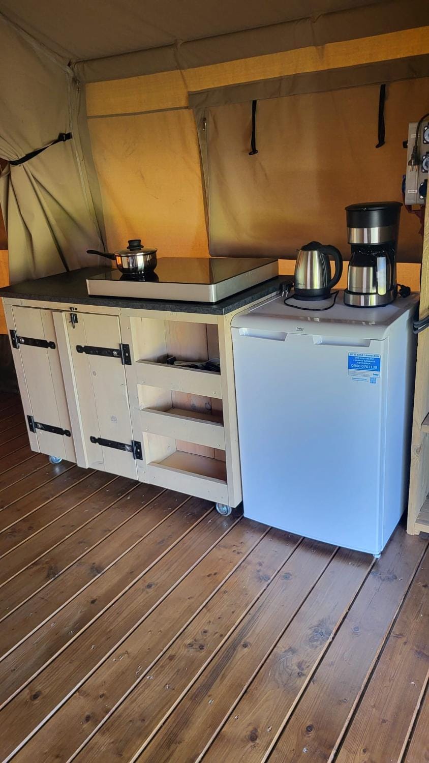 Coffee/tea facilities, Kitchen or kitchenette, stove, kitchen