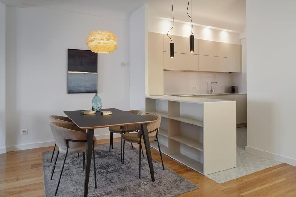 Kitchen or kitchenette, Dining area