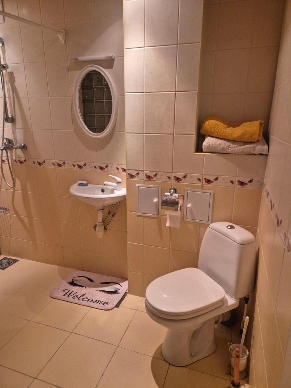 Shower, Toilet, Bathroom, towels