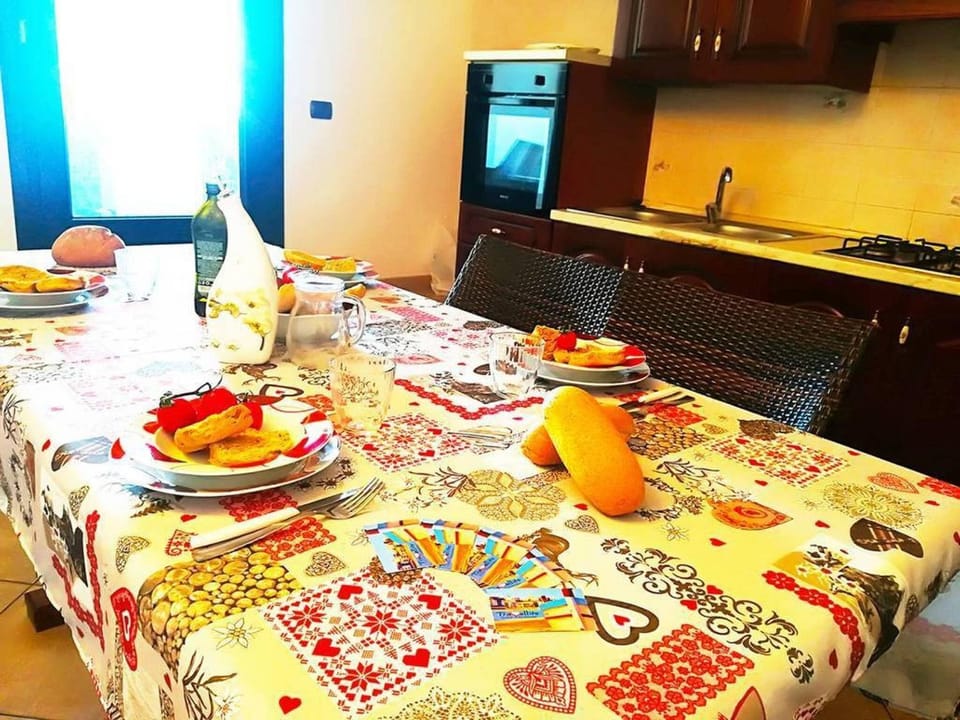 Food and drinks, Dining area, Food