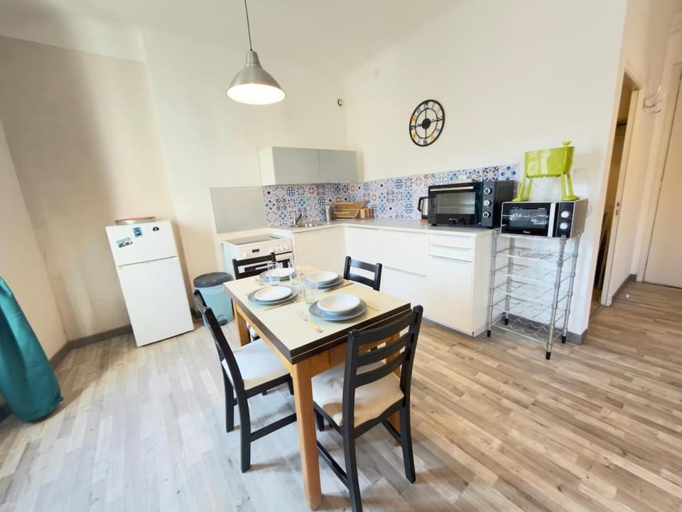 Coffee/tea facilities, Dining area, stove