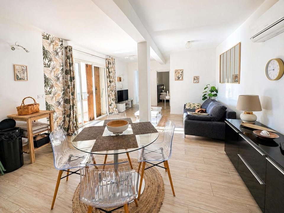 Living room, Seating area, Dining area