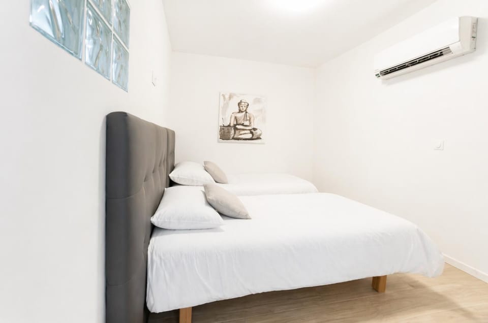Bed, Photo of the whole room, Bedroom, air conditioner