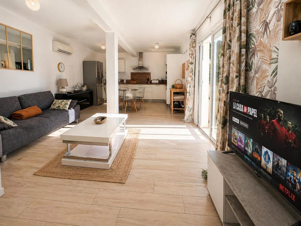 Communal lounge/ TV room, TV and multimedia, Kitchen or kitchenette, Living room, air conditioner