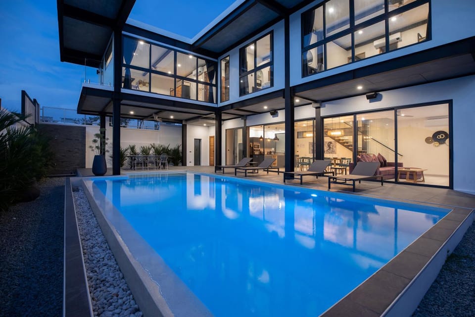 Property building, Patio, Swimming pool, Swimming pool, sunbed