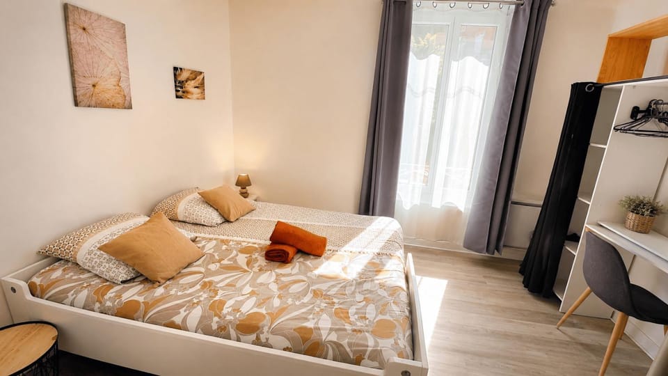 Bed, Living room, Seating area, Bedroom, towels