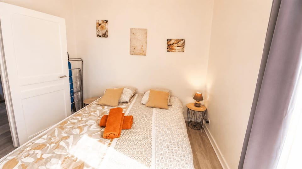 Bed, Bedroom, towels