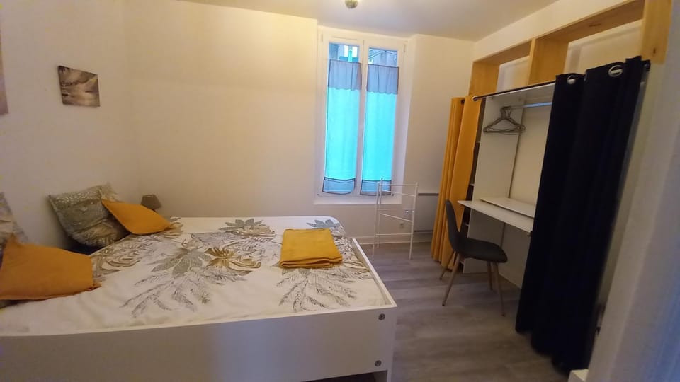 Bed, Living room, Photo of the whole room, Seating area, Bedroom, towels, wardrobe