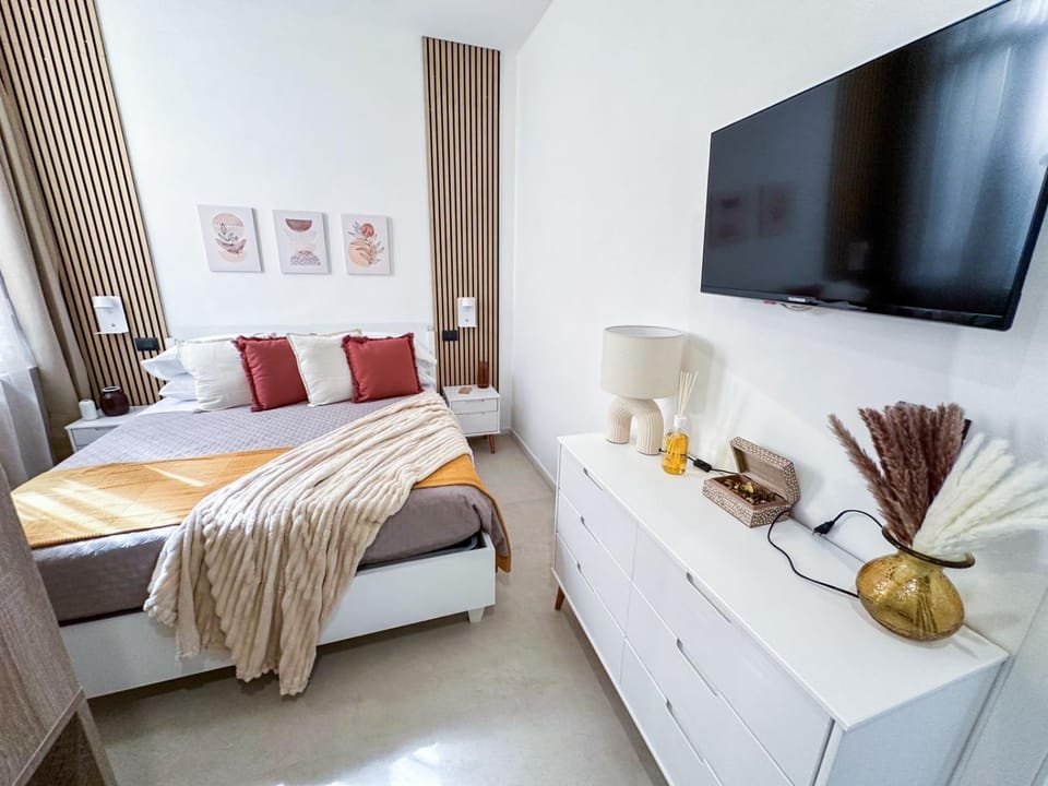 Bed, TV and multimedia, Photo of the whole room, Evening entertainment, Bedroom, internet