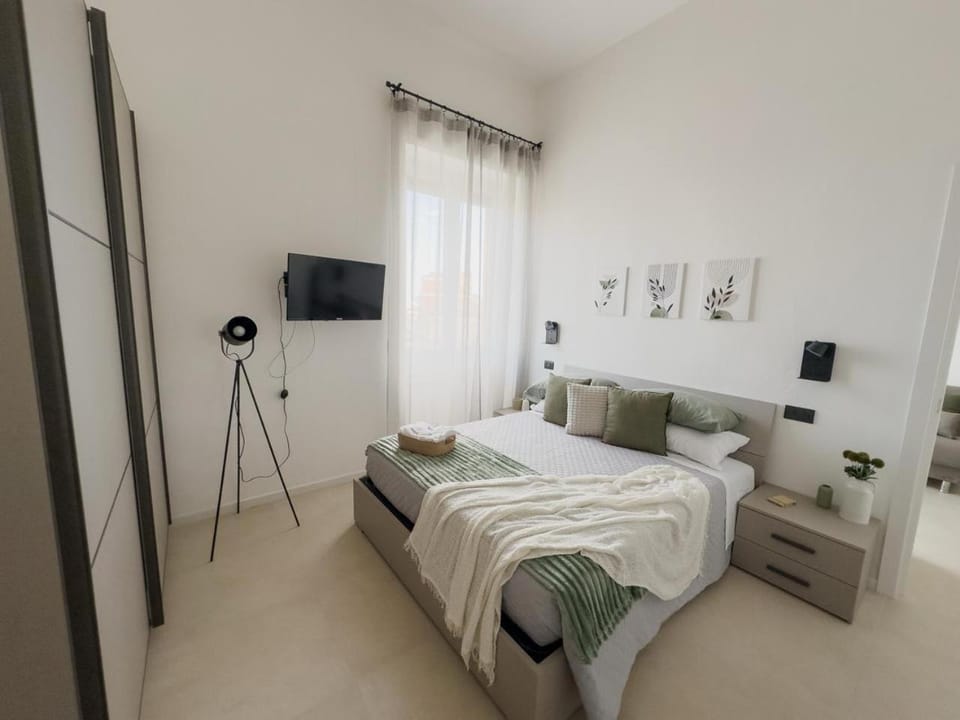Bed, TV and multimedia, Photo of the whole room, Bedroom, internet, towels