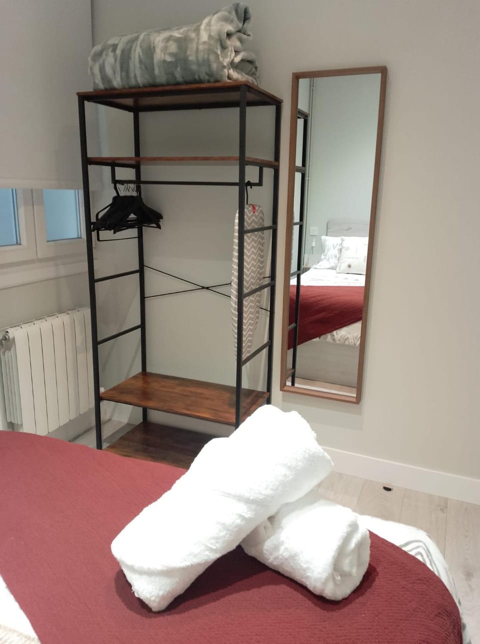 Bedroom, storage, towels, wardrobe