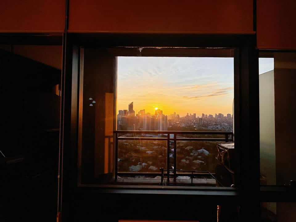 The Gramercy Residences NEW Sleek 1BR Suite, 600mbps Wifi, Netflix & FREE Amenities Hotel in Makati